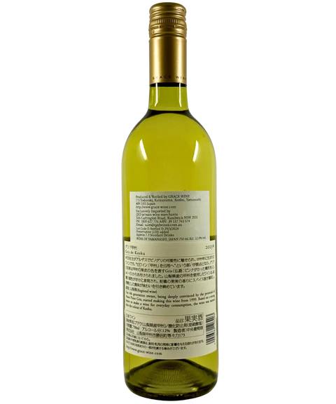 White wine back label showing multilingual wine information and producer details with Japanese text